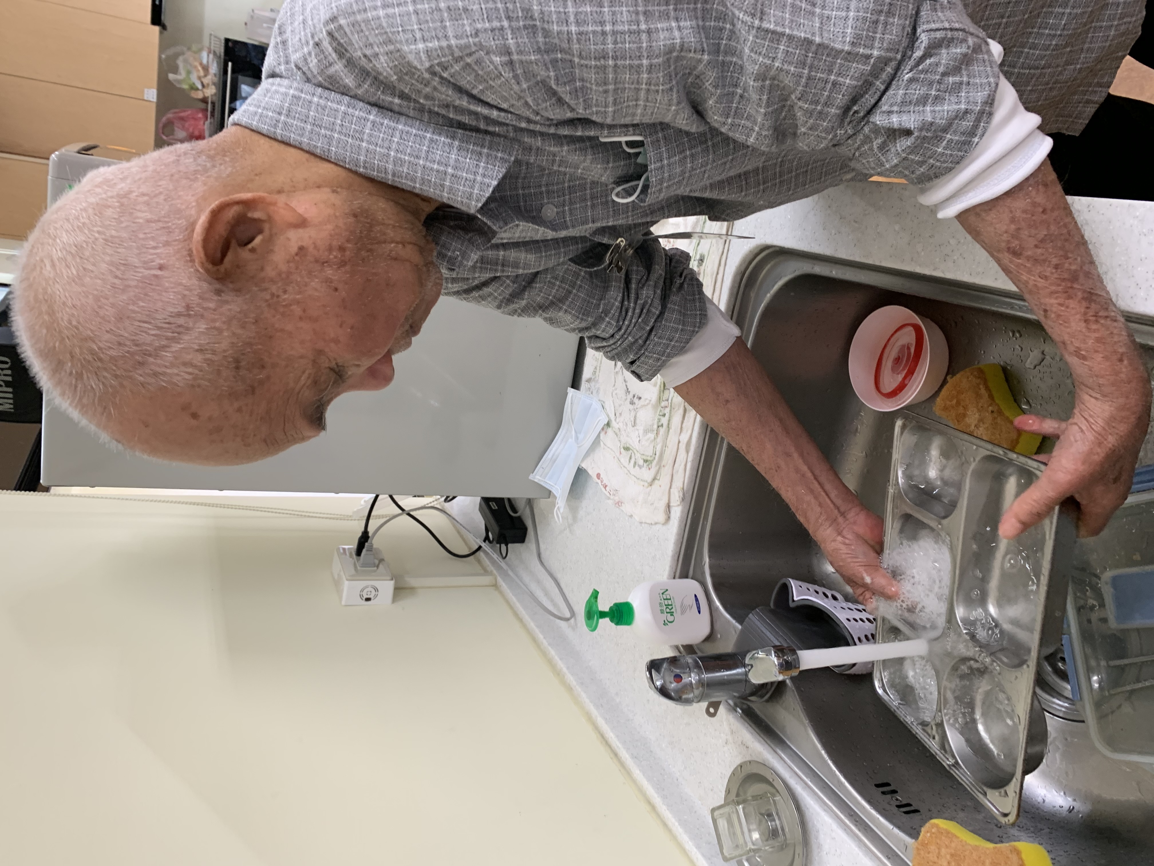 減法照顧，長者自己清洗餐具